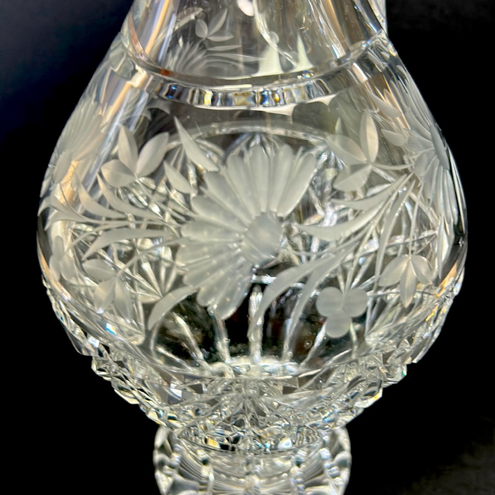 Vintage 15.5” cut crystal tall ewer with etched floral design matching stopper - Picture 8 of 12